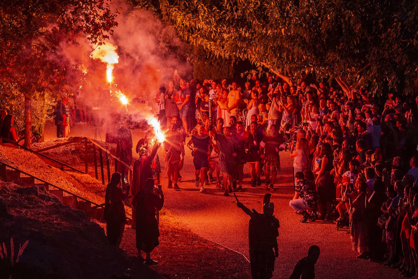 Fotos: Cientos de festeros protagonizan el encendido del fuego sagrado de Carthagineses y Romanos
