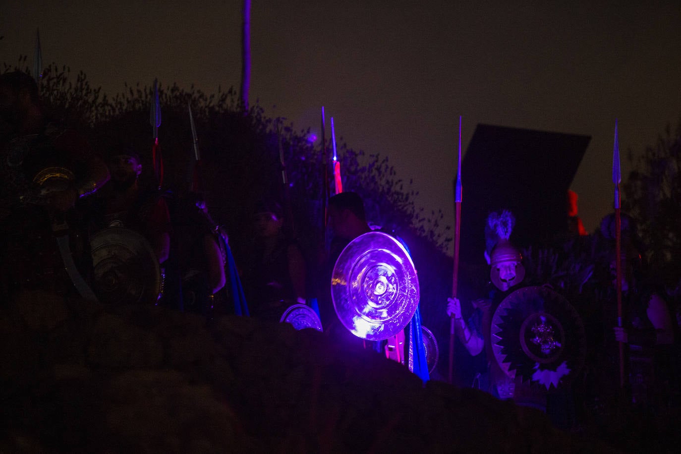 Fotos: Cientos de festeros protagonizan el encendido del fuego sagrado de Carthagineses y Romanos