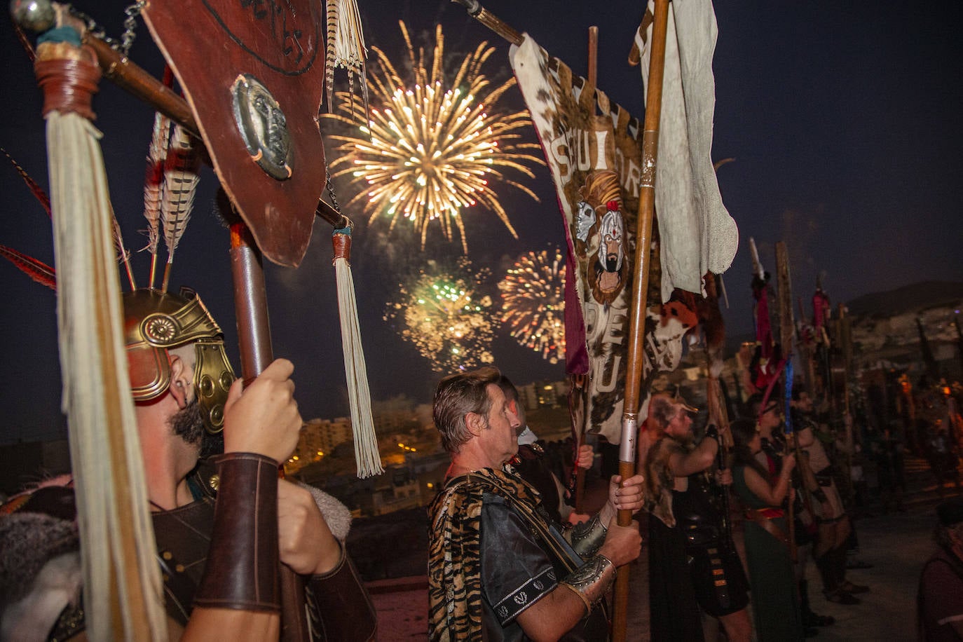 Fotos: Cientos de festeros protagonizan el encendido del fuego sagrado de Carthagineses y Romanos