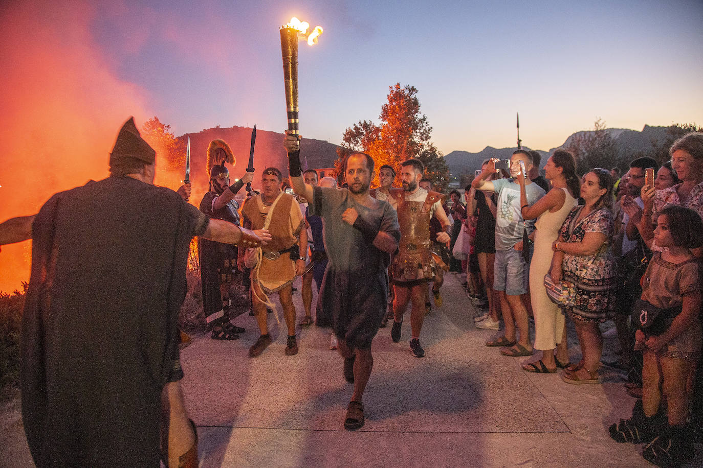 Fotos: Cientos de festeros protagonizan el encendido del fuego sagrado de Carthagineses y Romanos