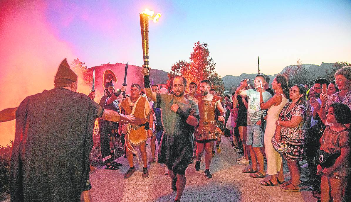 Fotos: Cientos de festeros protagonizan el encendido del fuego sagrado de Carthagineses y Romanos