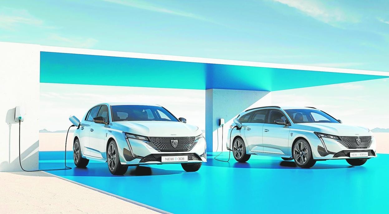 Su alargado capó delantero realza su silueta y el nuevo logotipo de la marca se exhibe con orgullo en el centro de ambas parrillas.