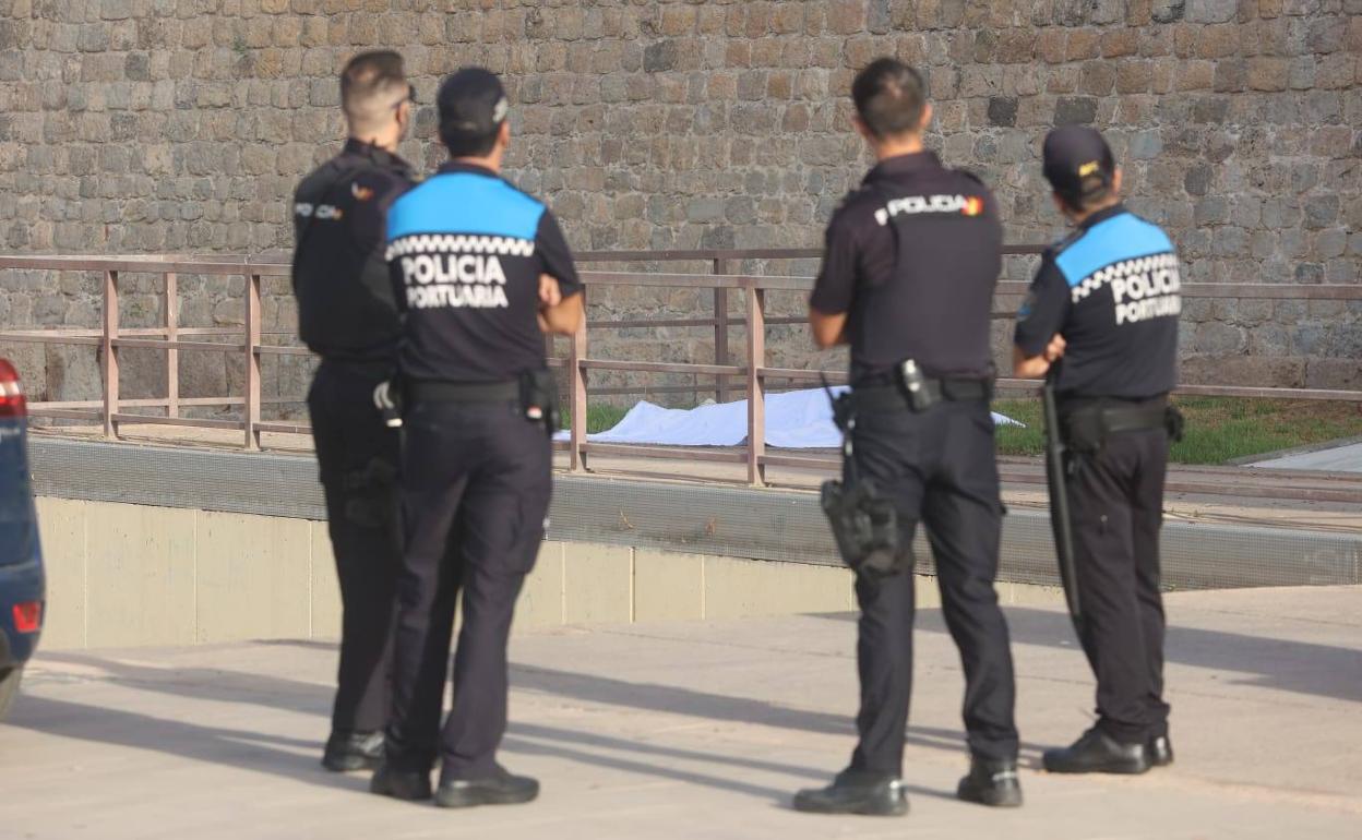 Agentes de Policía Nacional y Policía Portuaria de Cartagena, en el lugar del accidente.