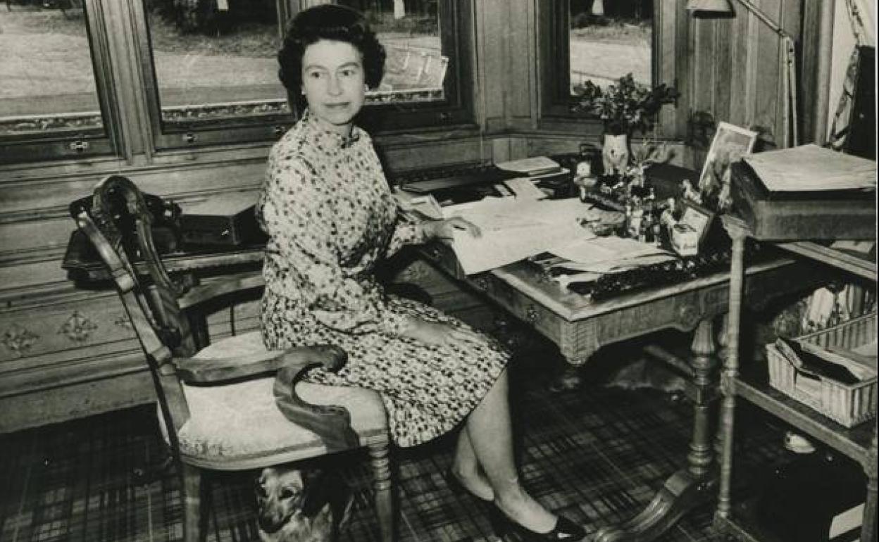 La reina, en una imagen de archivo, atiende los documentos de Estado desde su estudio en el castillo de Balmoral, en Escocia.