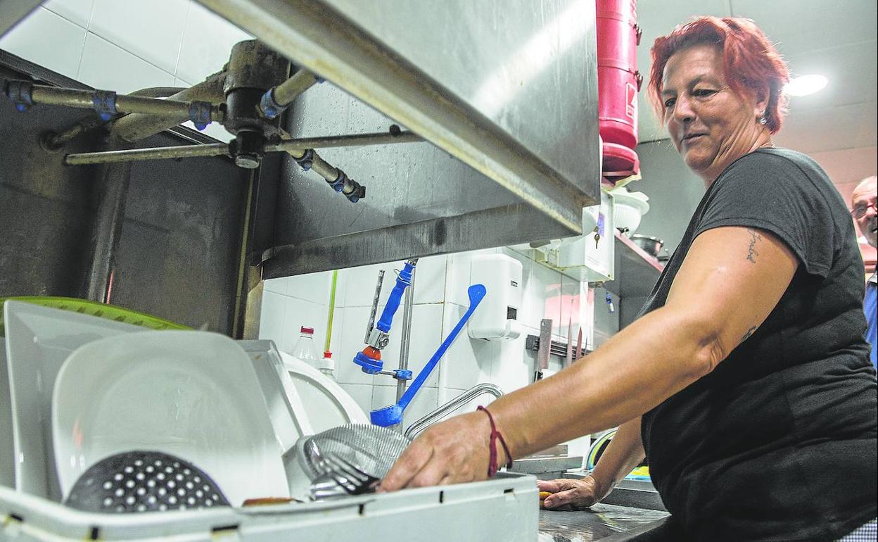 Una trabajadora del restaurante La Antigua Maestranza prepara una carga de platos para el lavavajillas, el pasado viernes. 