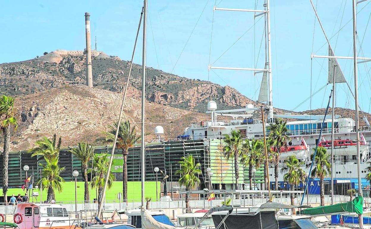 El Club de Regatas de Cartagena, con barcos en el puerto deportivo, en el Muelle de Alfonso XII.
