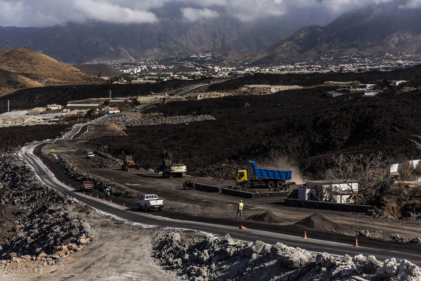 Vista de la carretera construida sobre la colada. Al fondo, la localidad de La Laguna.