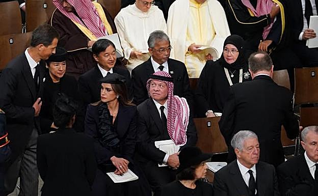Imagen principal - Rania de Jordania y el rey Abdalá, en la Abadía de Westminster; Alberto de Mónaco y su mujer Charlene; Harald de Noruega y su muje Sonia, tras ellos Federico de Dinamarca. 