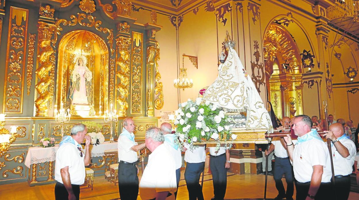 El trono con la imagen de la Virgen de las Huertas situado frente a la Virgen de la Amargura en la capilla del Rosario, ayer. 