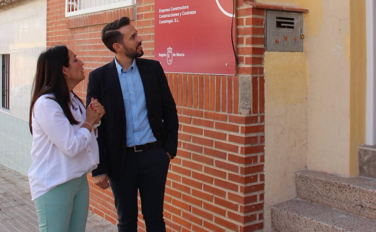 El director general de Vivienda, José Francisco Lajara, y la alcaldesa de Yecla, María Remedios Lajara, durante la visita a una de las viviendas que cuentan con un nuevo sistema de alarma.