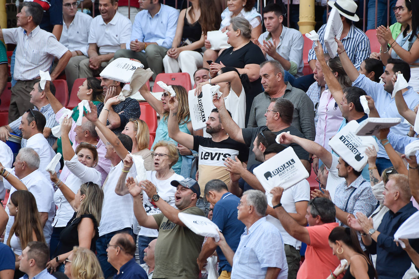Fotos: Ambiente festivo en los tendidos de La Condomina