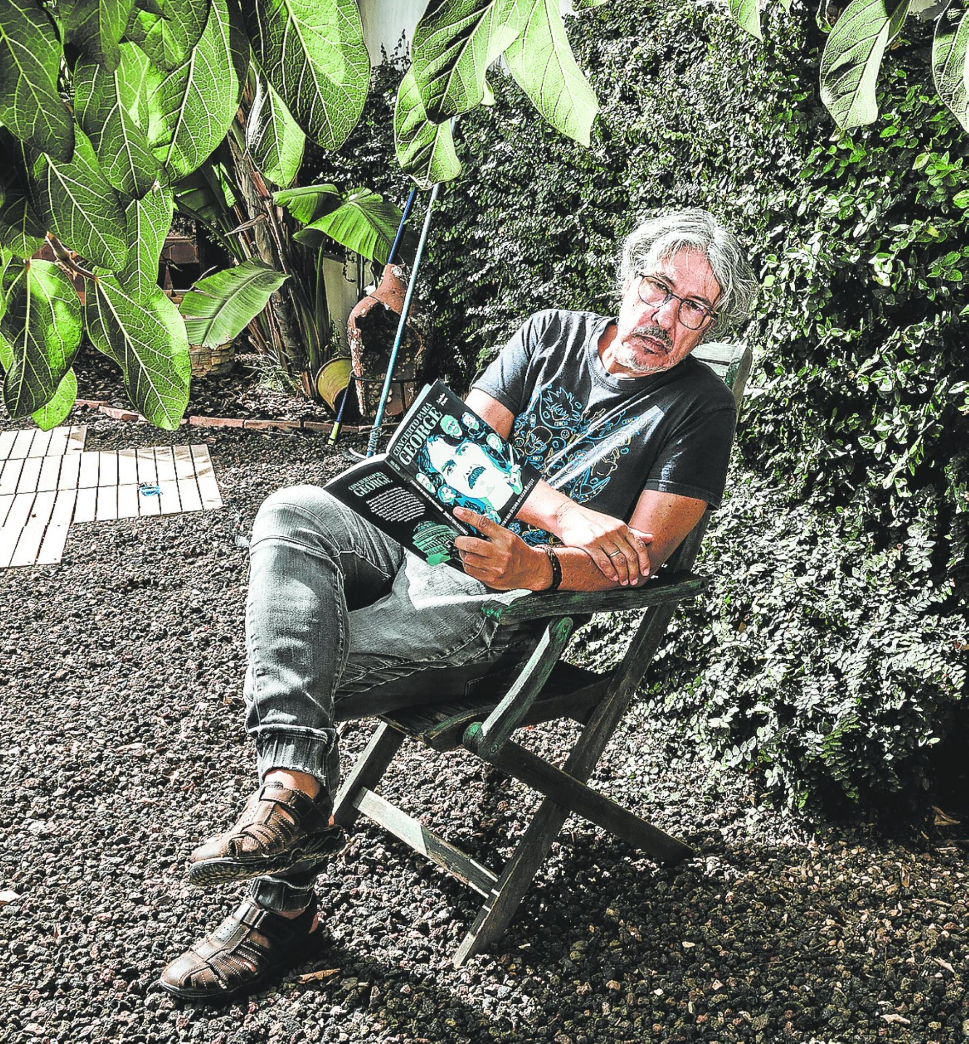 Nacho Para, ayer, en el jardín de su casa en Cartagena. 