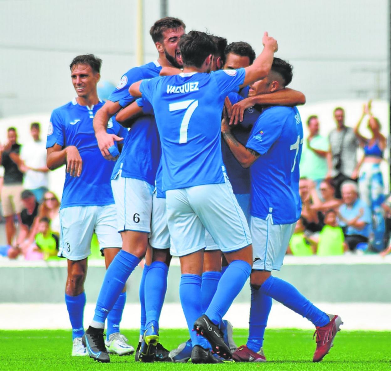 El Mar Menor celebra el gol de Araujo ante el Sanluqueño. 