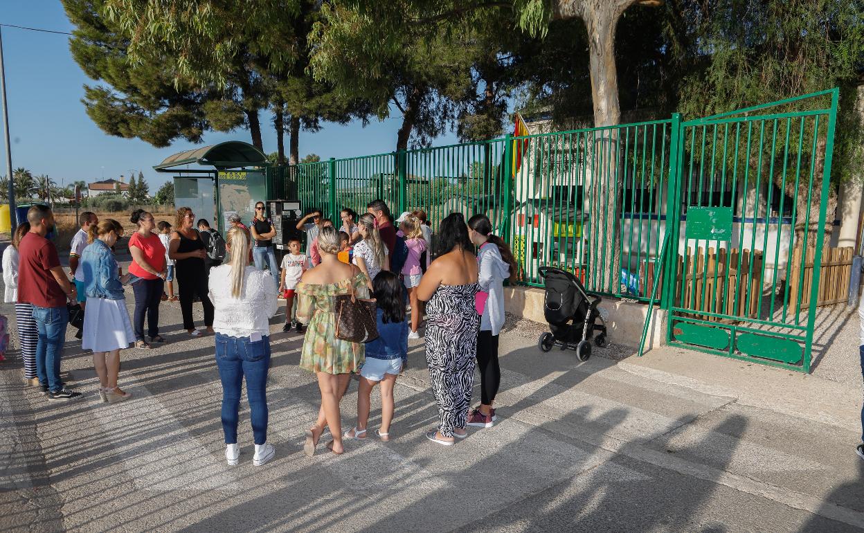 Padres y alumnos del colegio de La Campana ante las puertas del centro en señal de protesta.