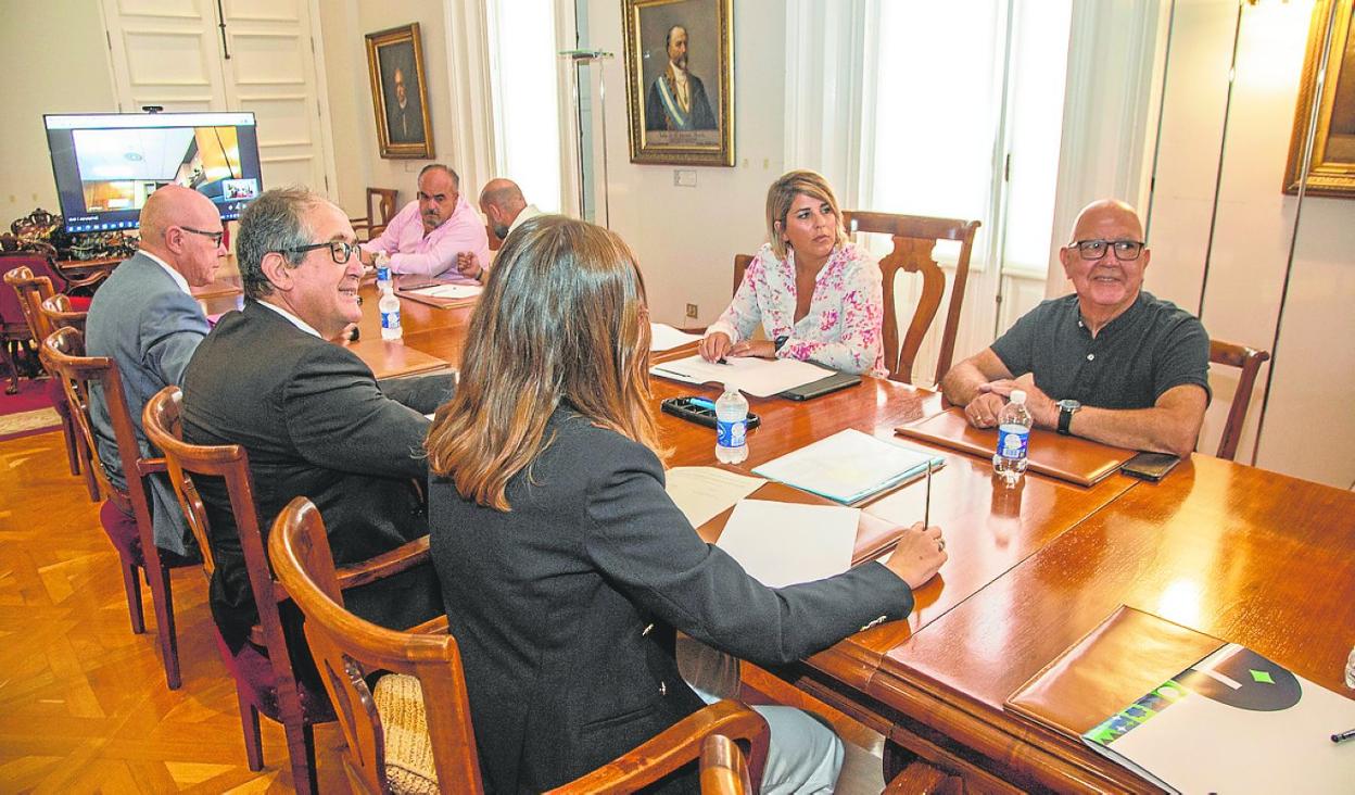 Reunión del consejo de administración de Lhicarsa, en el Palacio Consistorial. 