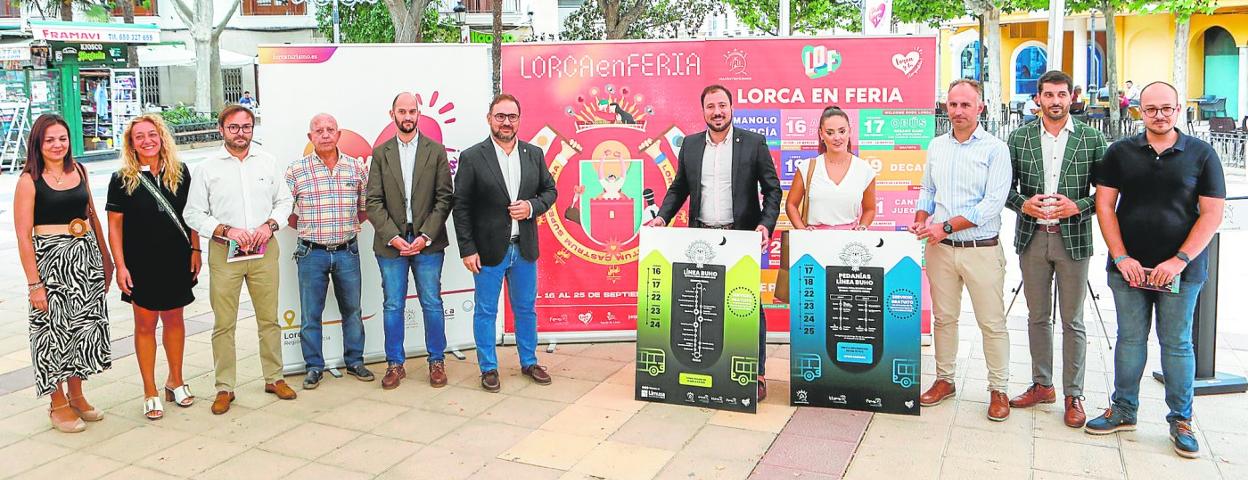 El alcalde de Lorca, Diego José Mateos, acompañado de representantes de la corporación municipal y de colaboradores activos de la Feria en su presentación. 