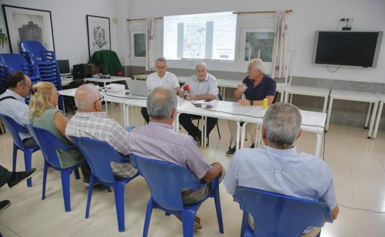 Representantes vecinales de siete barrios de Cartagena anunciaron las alegaciones contra las expropiaciones para la entrada del AVE, este miércoles en Torreciega.