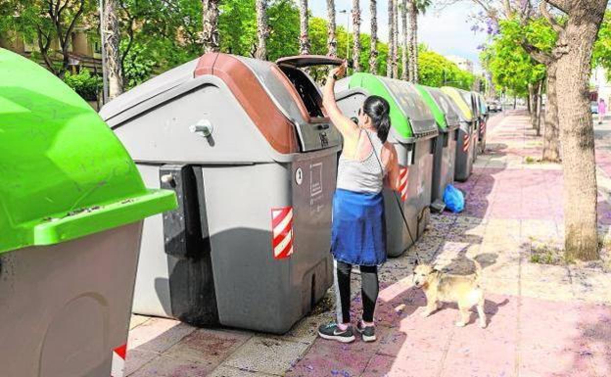 Una vecina de Murcia hace uso de los contenedores instalados en la ciudad, en una imagen de archivo.