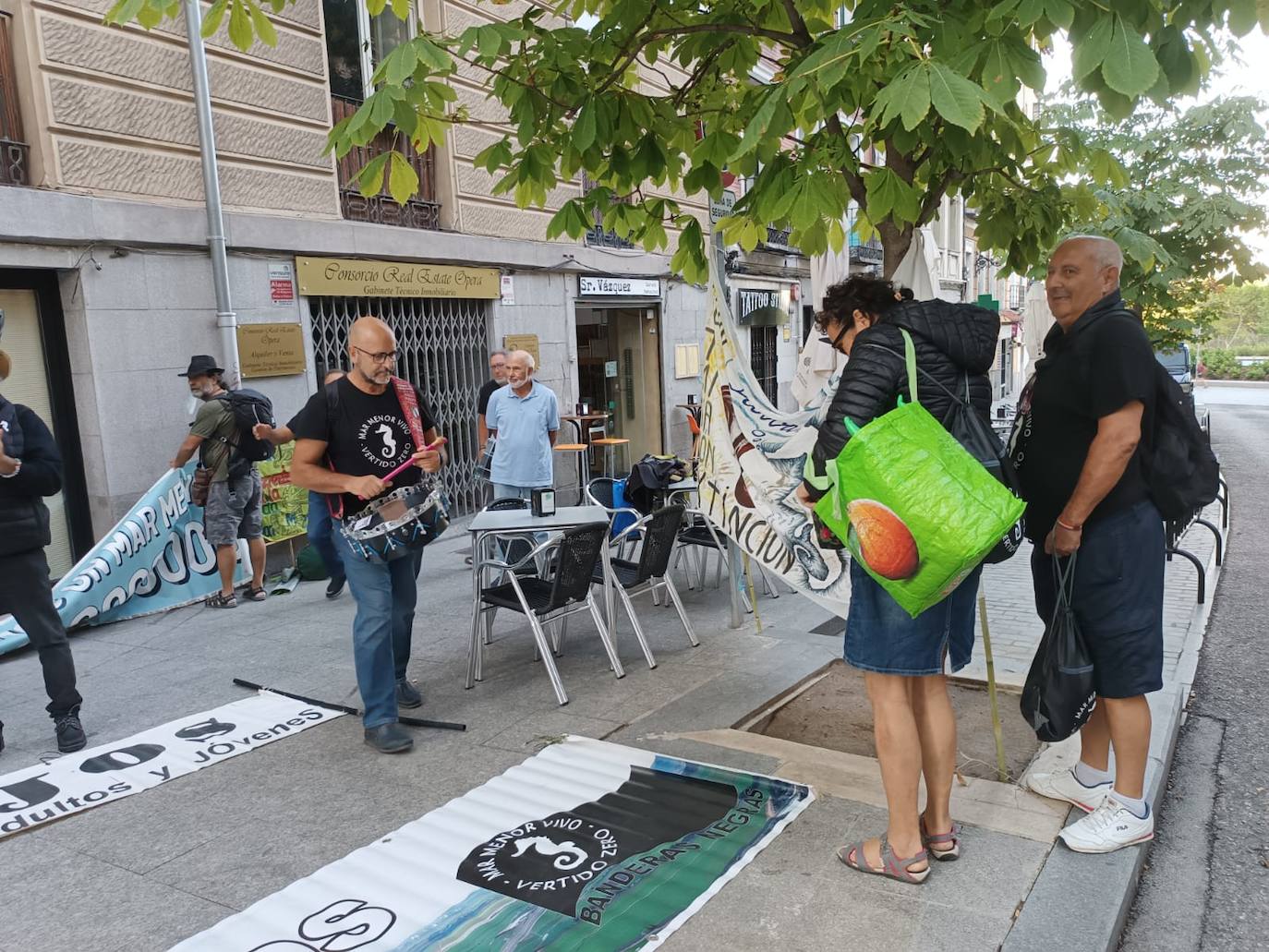 Decenas de personas esperan la votación del Senado sobre la ILP del Mar Menor. 