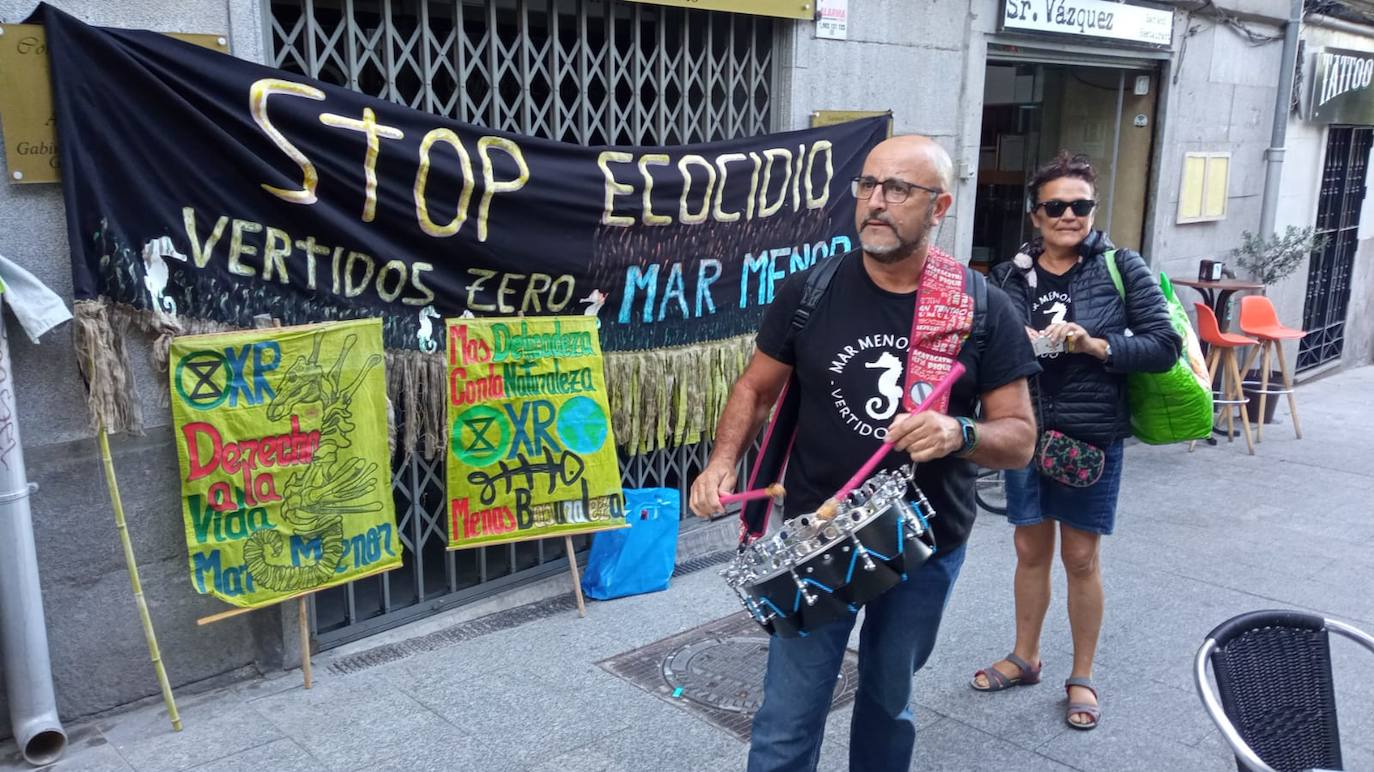 Decenas de personas esperan la votación del Senado sobre la ILP del Mar Menor. 