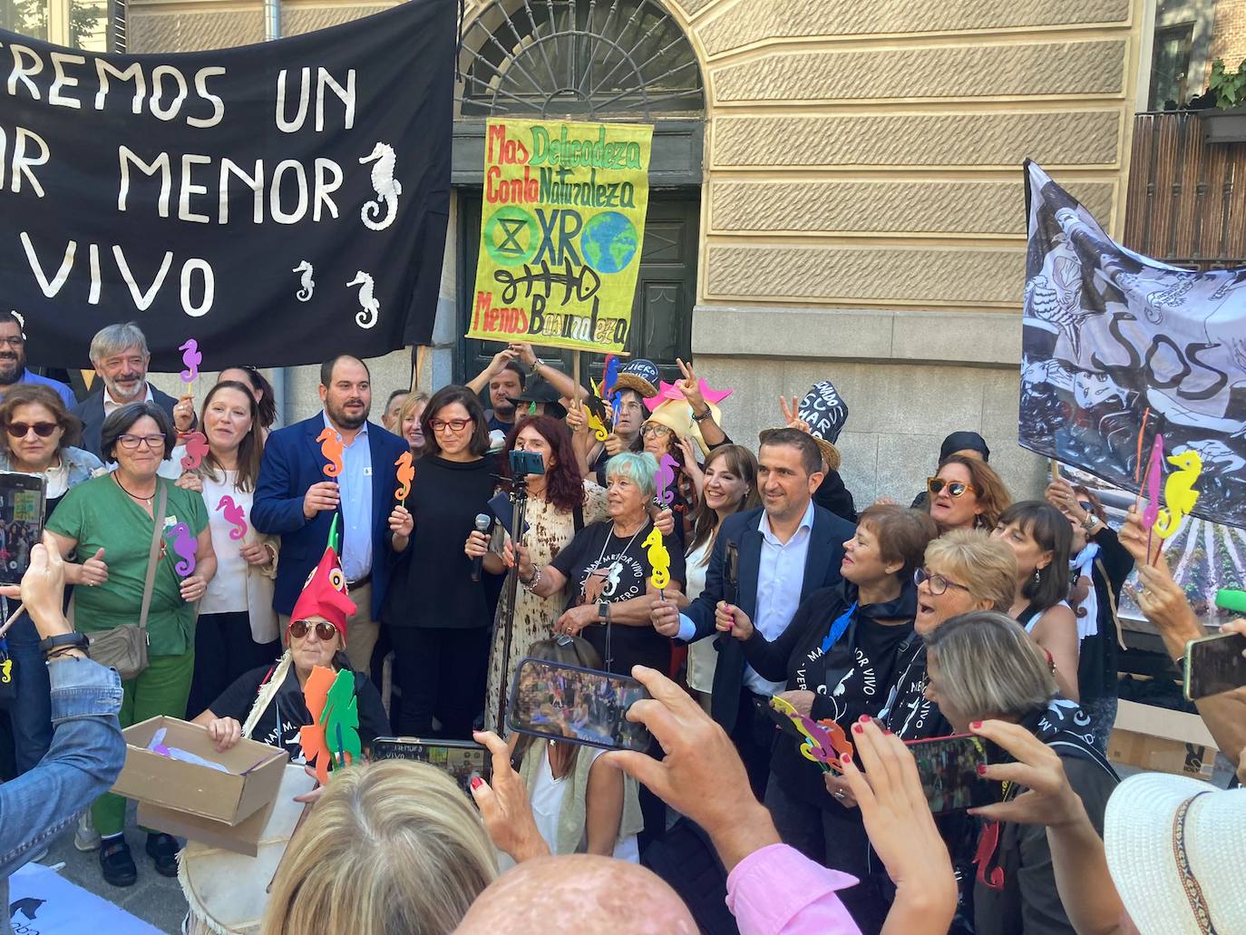 Decenas de personas esperan la votación del Senado sobre la ILP del Mar Menor. 