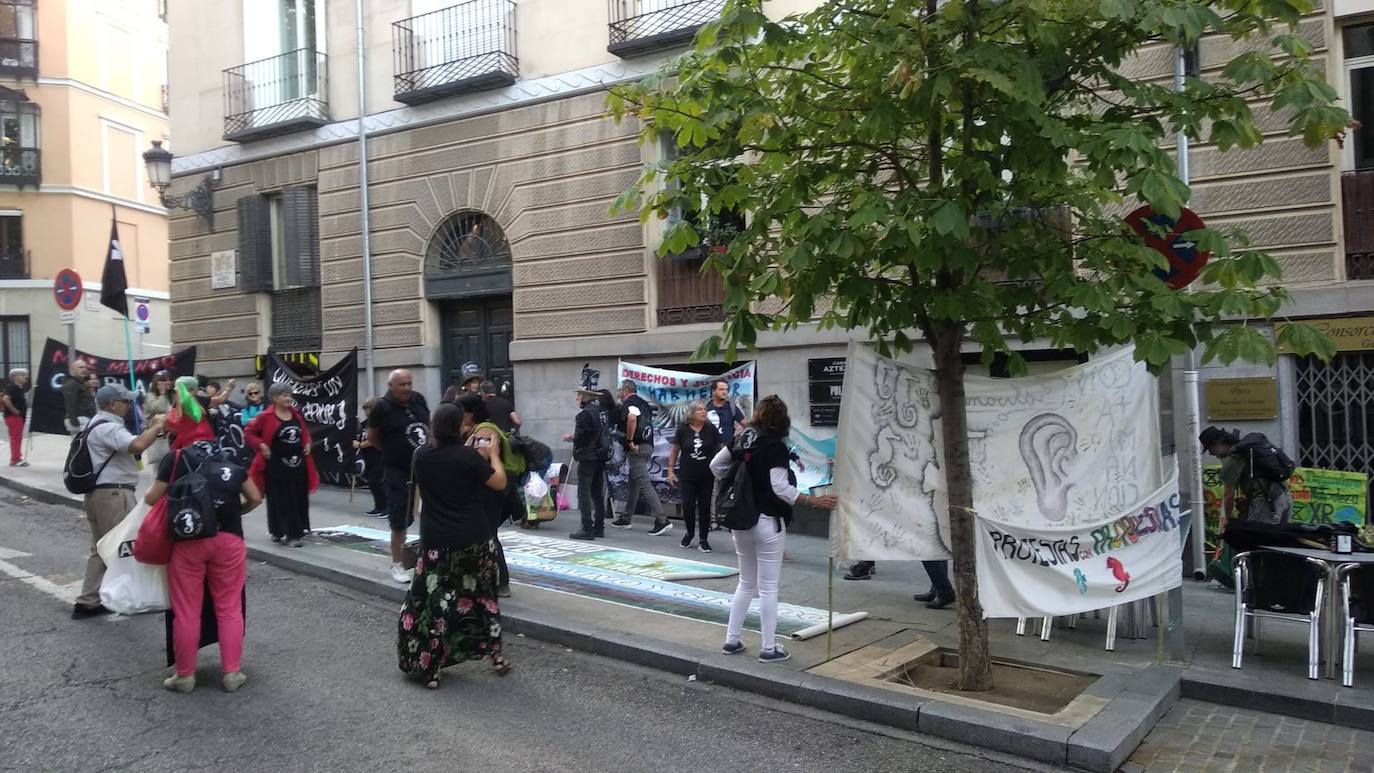 Decenas de personas esperan la votación del Senado sobre la ILP del Mar Menor. 