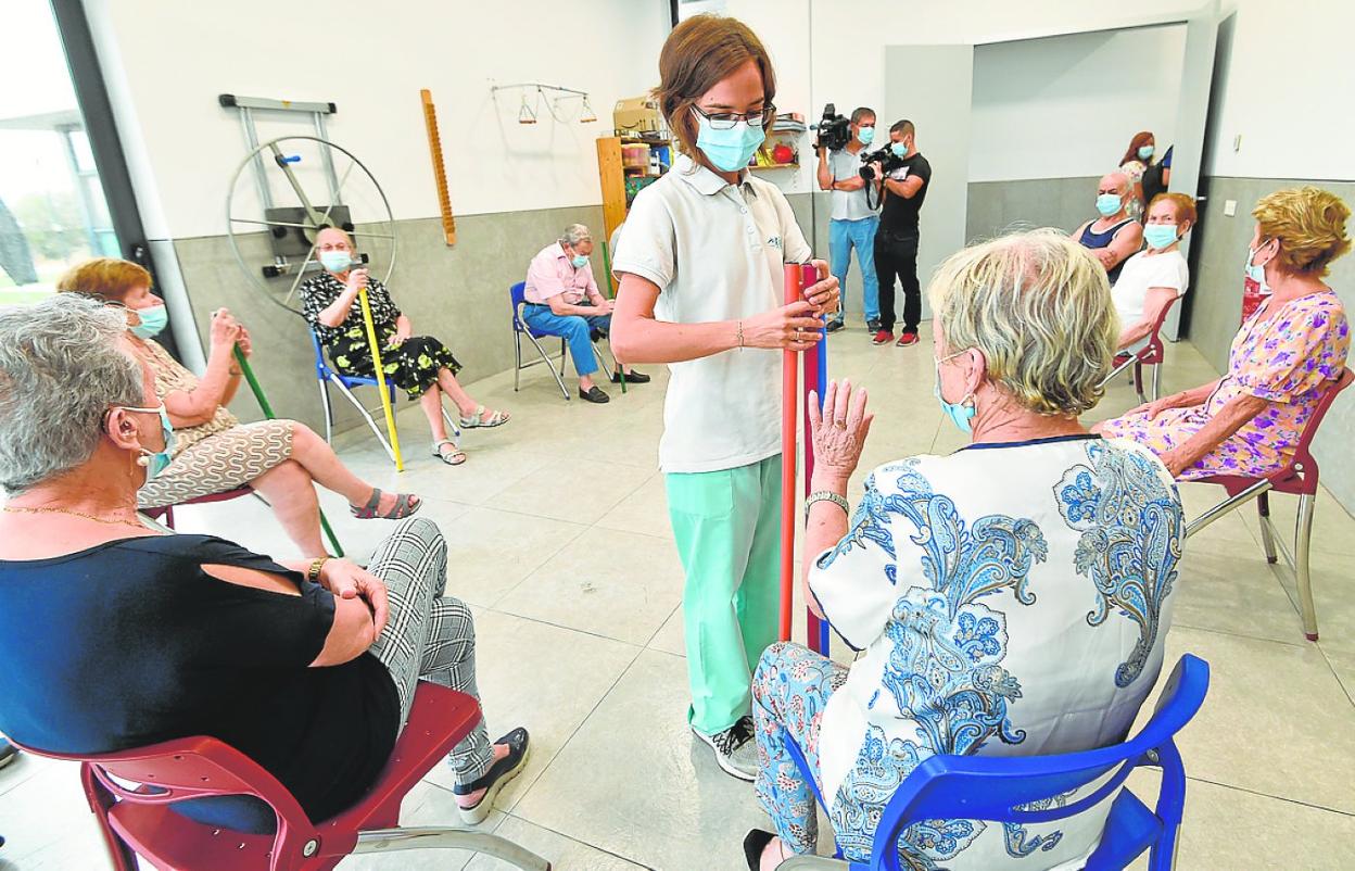 Usuarios de Afamur, ayer durante una terapia grupal en el centro de día. 