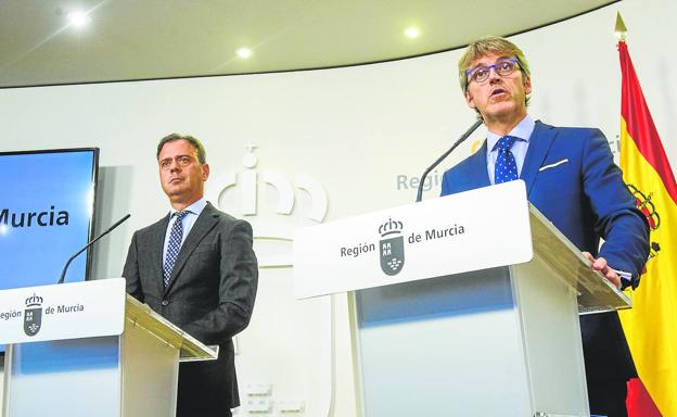 Los consejeros de Persidencia y Hacienda, Marcos Ortuño y Luis Alberto Marín, tras el Consejo de Gobierno. 