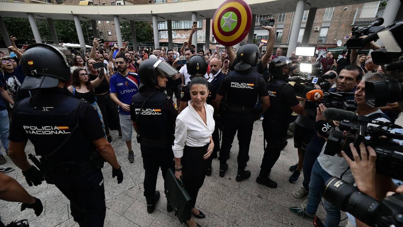 Fotos: Protesta estudiantil contra la conferencia de Macarena Olona en la Universidad de Murcia