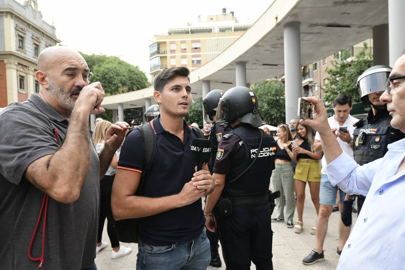 Fotos: Protesta estudiantil contra la conferencia de Macarena Olona en la Universidad de Murcia