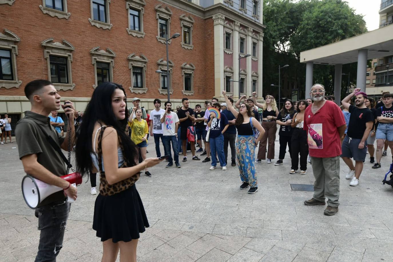 Fotos: Protesta estudiantil contra la conferencia de Macarena Olona en la Universidad de Murcia