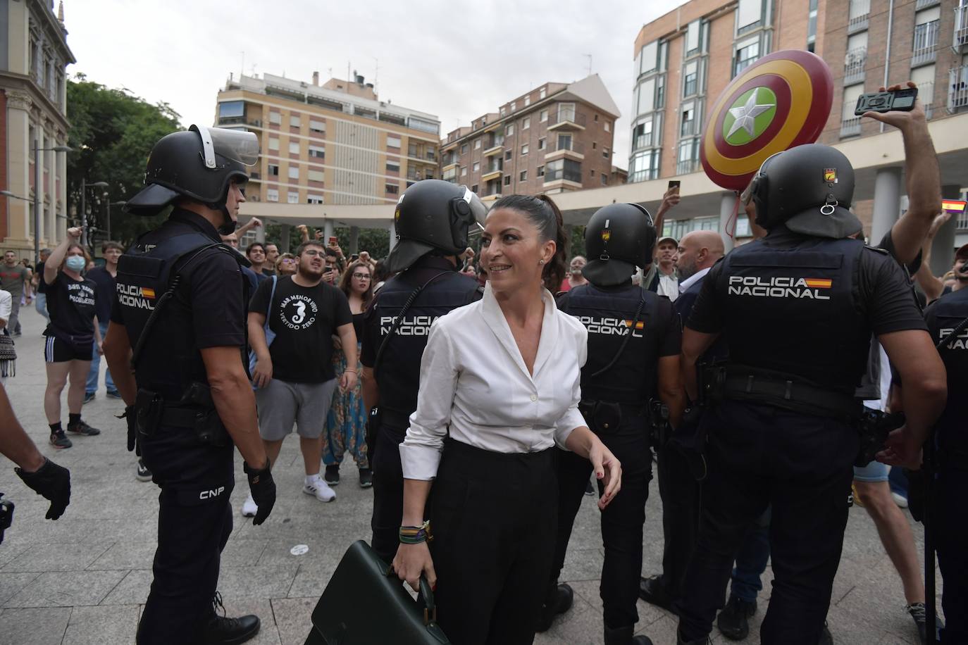 Fotos: Protesta estudiantil contra la conferencia de Macarena Olona en la Universidad de Murcia