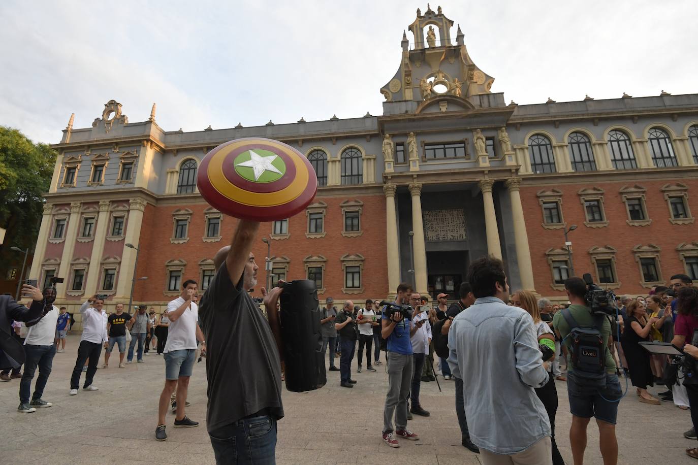 Fotos: Protesta estudiantil contra la conferencia de Macarena Olona en la Universidad de Murcia