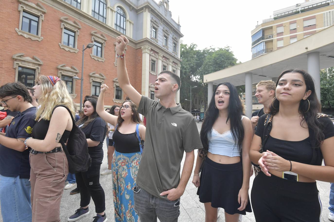 Fotos: Protesta estudiantil contra la conferencia de Macarena Olona en la Universidad de Murcia