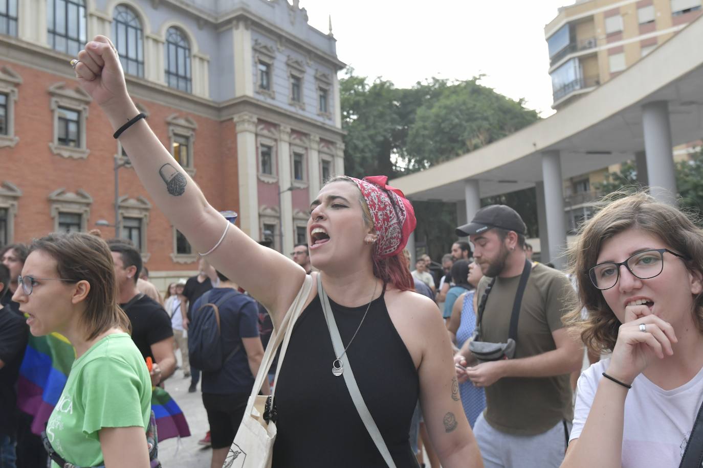 Fotos: Protesta estudiantil contra la conferencia de Macarena Olona en la Universidad de Murcia