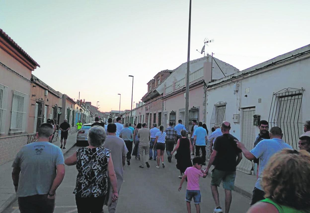 Un numeroso grupo de vecinos de La Aljorra patrullando por las calles del pueblo, en una foto de principios de esta semana. 