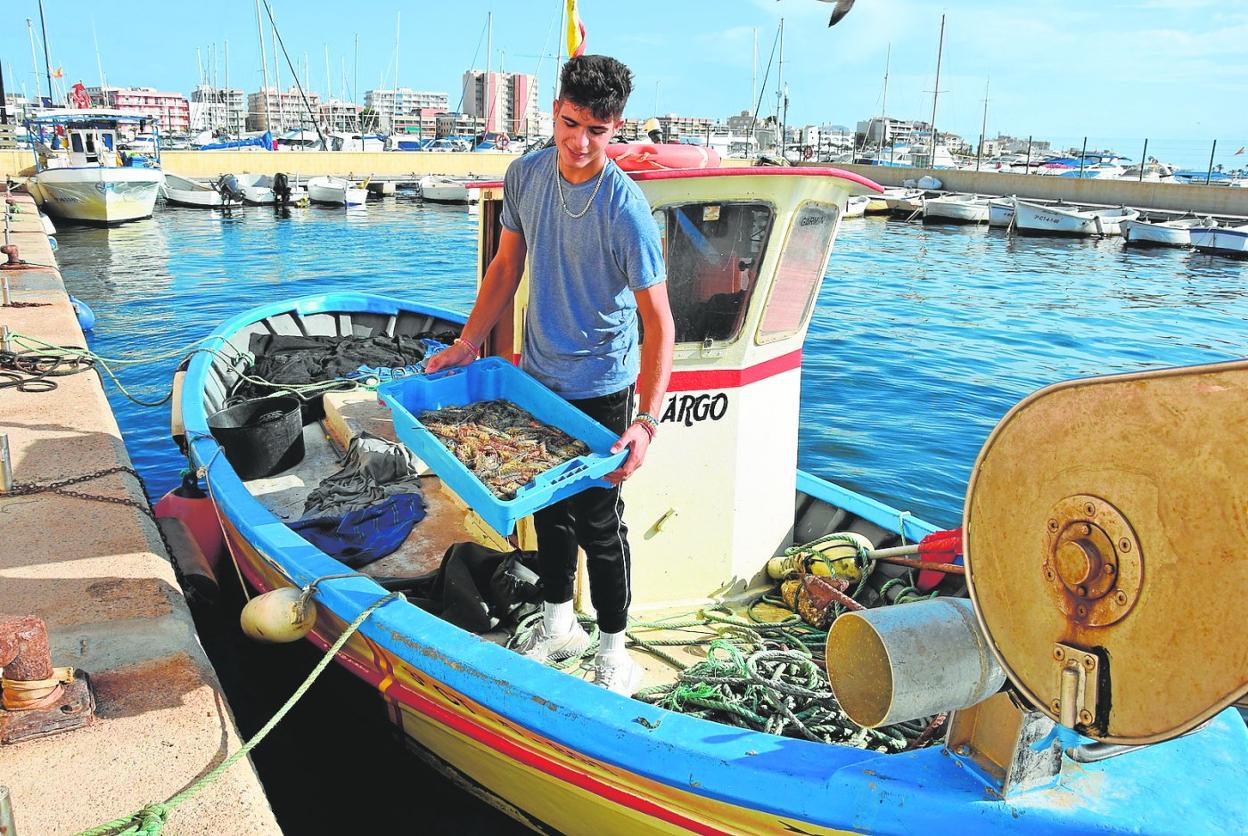 El pescador más joven del Mar Menor, Francisco Javier Martínez Gómez, de 17 años y tercera generación de 'Los Largos' enseña orgulloso sus capturas. 