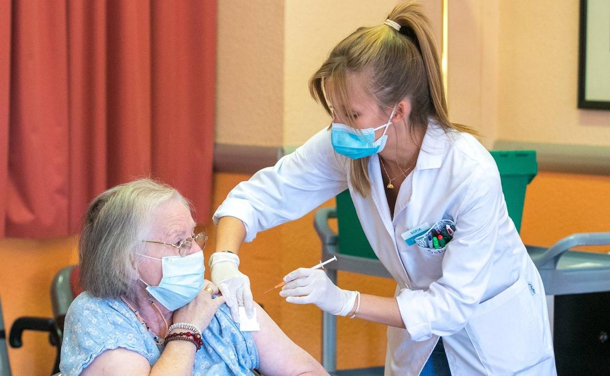 Una sanitaria administra la tercera dosis a una residente en septiembre del año pasado.