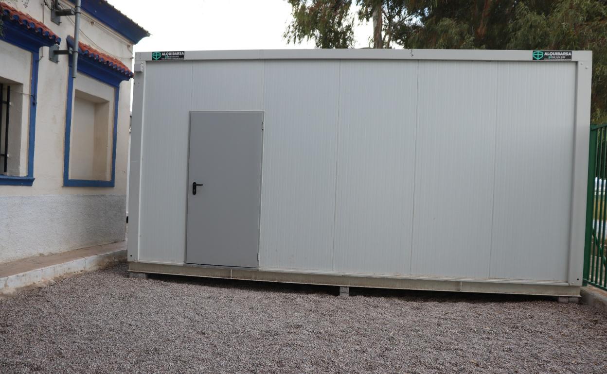 Una de las aulas modulares instaladas en el patio del colegio de La Campana.