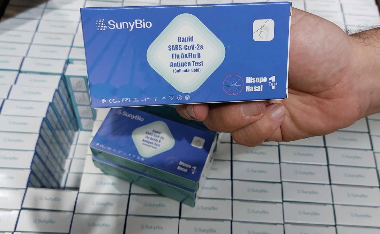 Un farmacéutico muestra las pruebas para covid y gripe que ya se pueden comprar en farmacias de la Región de Murcia. 