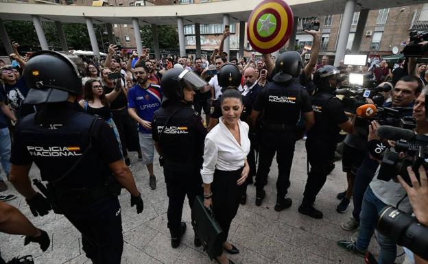 Macarena Olona llega, escoltada por la Policía Nacional y entre abucheos, al campus de La Merced.