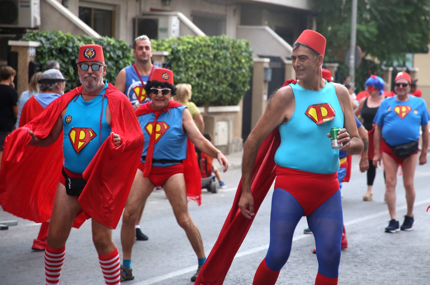 Fotos: Los superhéroes toman Cabezo de Torres en el Medio Año Carnavalero