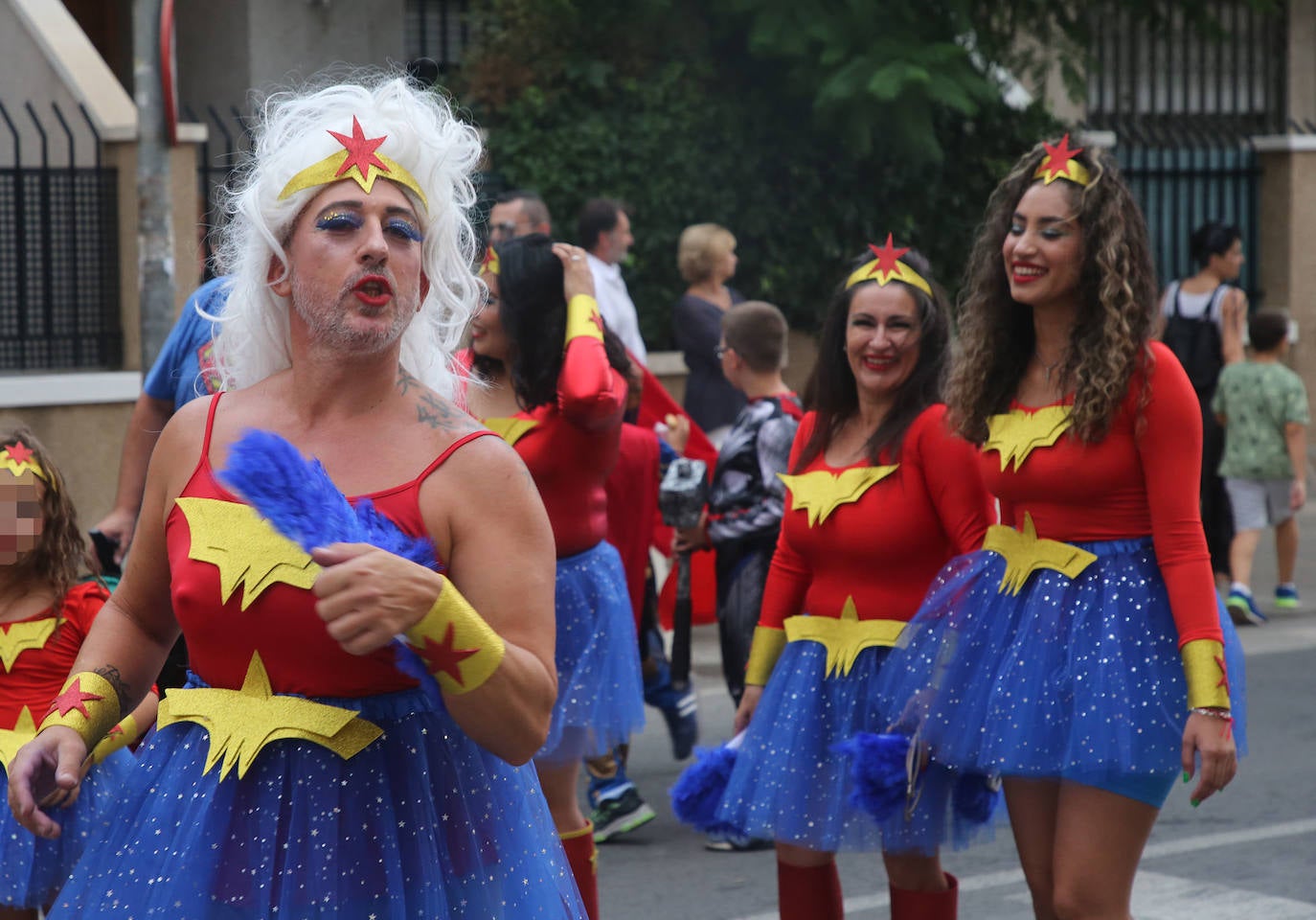 Fotos: Los superhéroes toman Cabezo de Torres en el Medio Año Carnavalero