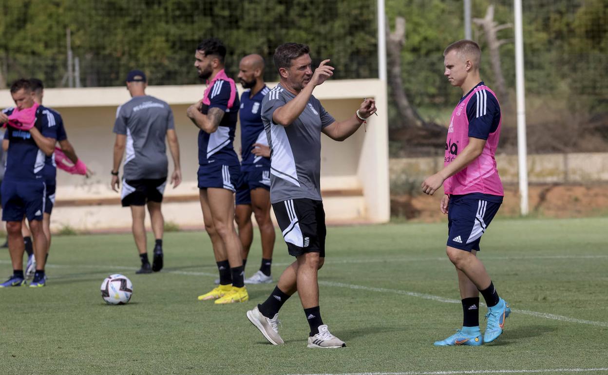 Luis Carrión da instrucciones al sueco Isak, baja muy probable ante el Alavés por molestias en el pubis. 