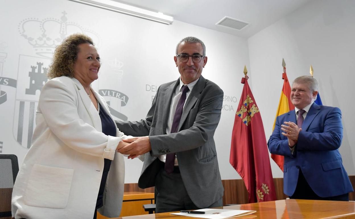 Muñoz y Vázquez, tras la firma, con Vélez. 