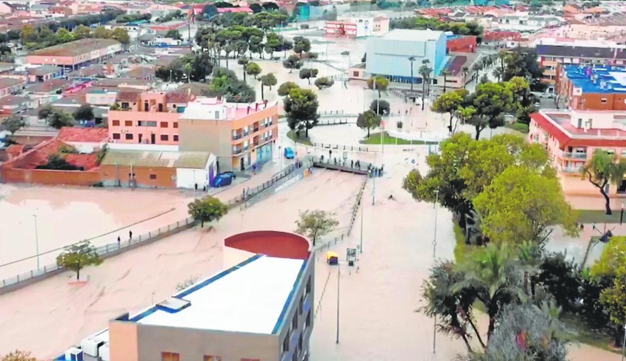 La romería, ayer, de camino a las Fuentes del Marqués. Vista aérea del tercer tramo de la rambla, inundado por la DANA de 2019, en el entorno del Centro de Artes Escénicas. 