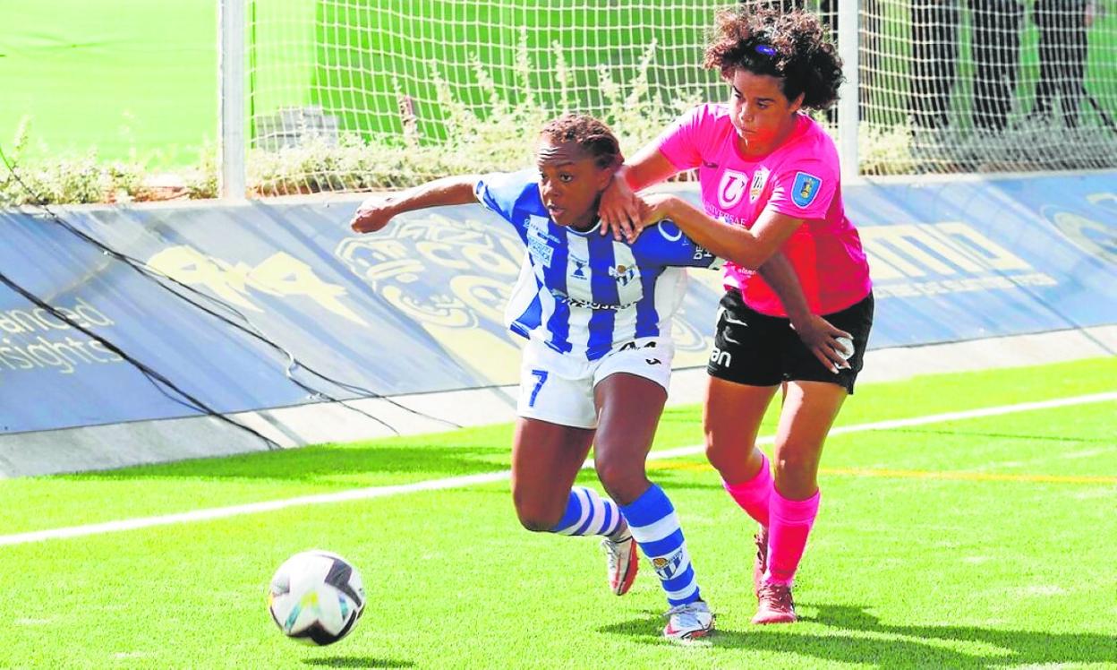 Nerea Vicente, del Alhama, agarra a la local Lee en el encuentro de ayer en Huelva. 