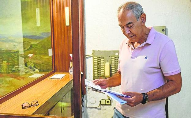 Juan José Nicolás clasifica el correo del edificio del que es portero. 