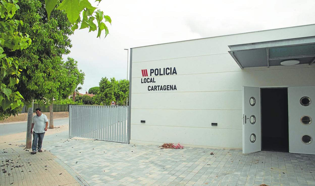 Un vecino pasa frente al nuevo cuartel de la Policía Local de Pozo Estrecho, en una imagen tomada hace unos días. 
