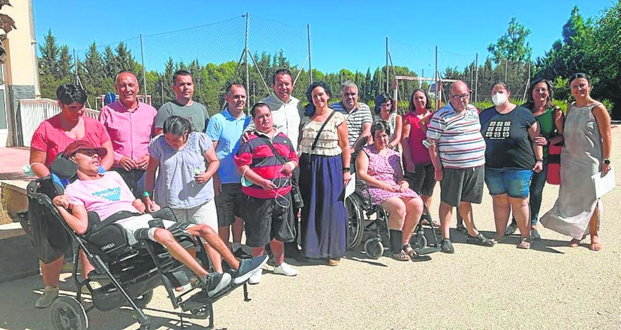 El alcalde y varios concejales, con responsables y usuarios de Intedis. 